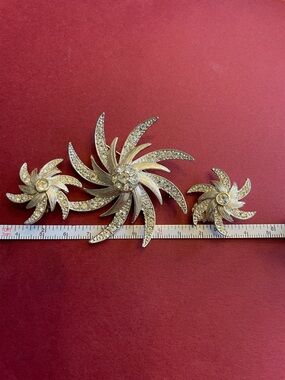 Sarah Coventry brooch and clip earrings set